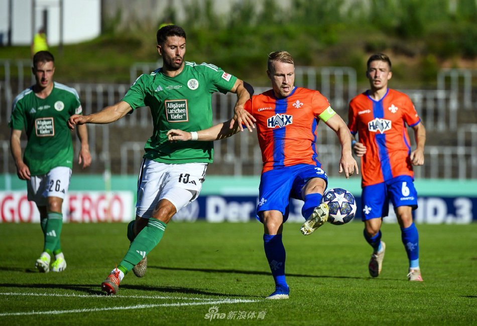 队在中场的 队在中场的